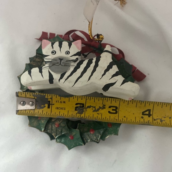 Vintage Christmas Ornament white tiger Cat Holly Metal Wreath wood cat figurine - Picture 10 of 14